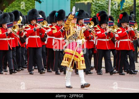 Drum Major leitet die massierten Bands der Haushaltsabteilung bei Trooping the Color, Colonel’s Review in the Mall, London, England, Vereinigtes Königreich Stockfoto