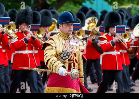 Drum Major leitet die massierten Bands der Haushaltsabteilung bei Trooping the Color, Colonel’s Review in the Mall, London, England, Vereinigtes Königreich Stockfoto