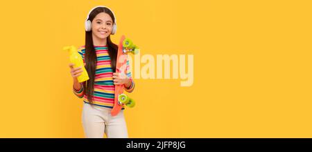 Skateboarding. Glückliches Kind in Kopfhörern mit Penny Board. Teen Mädchen hören Musik. Lässiges horizontales Poster für Teenager-Kinder. Banner-Kopfzeile, Kopierbereich. Stockfoto