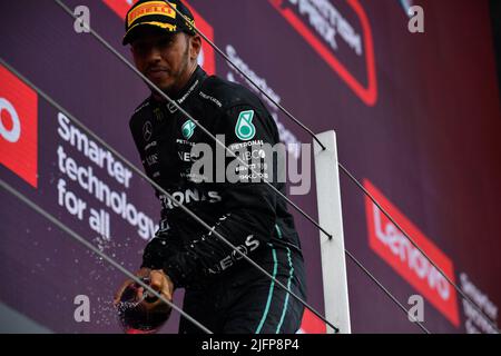 Silverstone, Großbritannien. 03.. Juli 2022. SILVERSTONE, England, 02. JULI 2022; 3. Platz für #44, Lewis HAMILTON, GBR, Mercedes AMG F1 Team, Silverstone Rennbahn - Formel 1 Grosser Preis von England, 02. JULI 2022 - gebührenpflichtige Bilder, Fotos und Copyright © Anthony STANLEY/ATP images (STANLEY Anthony/ATP/SPP) Credit: SPP Sport Press Photo. /Alamy Live News Stockfoto