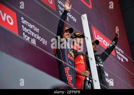 Silverstone, Großbritannien. 03.. Juli 2022. SILVERSTONE, England, 02. JULI 2022; PODIUM, #11. Sergio PEREZ Mendoza, MEX, Oracle Red Bull Racing nach dem Rennen, Zweiter mit #55, Carlos SAINZ Jr., ESP, Team Scuderia Ferrari, Rennsieger und 3. Plätze Lewis HAMILTON, Silverstone Rennbahn - Formel 1 Grosser Preis von England, 02. JULI 2022 - gebührenpflichtige Bilder, Fotos und Copyright © Anthony STANLEY/ATP images (STANLEY Anthony/ATP/SPP) Credit: SPP Sport Press Photo. /Alamy Live News Stockfoto