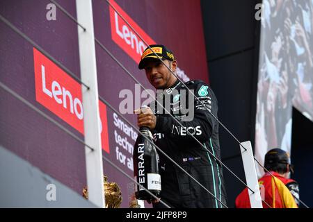 Silverstone, Großbritannien. 03.. Juli 2022. SILVERSTONE, England, 02. JULI 2022; 3. Platz für #44, Lewis HAMILTON, GBR, Mercedes AMG F1 Team, Silverstone Rennbahn - Formel 1 Grosser Preis von England, 02. JULI 2022 - gebührenpflichtige Bilder, Fotos und Copyright © Anthony STANLEY/ATP images (STANLEY Anthony/ATP/SPP) Credit: SPP Sport Press Photo. /Alamy Live News Stockfoto