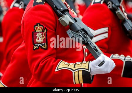 Warrant Officer der Coldstream Guards bei Trooping the Color, Colonel’s Review in der Mall, London, England, Großbritannien, am Samstag, 28. Mai 2022. Stockfoto