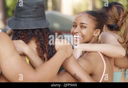 Ich würde nirgendwo anders sein wollen. Aufnahme einer attraktiven jungen Frau, die sich während eines Tages im Wald mit ihren Freunden verfreundet. Stockfoto