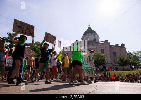 Bloomington, Usa. 04.. Juli 2022. Demonstranten, die Abtreibungsrechte haben, halten Plakate, während sie während eines Protestes vor der Parade am 4. Juli in Bloomington am Gerichtsgebäude des Bezirks Monroe vorbeimarschieren. Mehr als 100 Abtreibungsrechtler nahmen an einem protestmarsch Teil, nachdem der Oberste Gerichtshof der Vereinigten Staaten Roe v. Wade am 24. Juni 2022 niedergeschlagen hatte, was es Staaten wie Indiana ermöglichen wird, Abtreibung vollständig zu kriminalisieren. Der Gesetzgeber von Indiana wird am 25.. Juli eine Sondersitzung abhalten. Kredit: SOPA Images Limited/Alamy Live Nachrichten Stockfoto