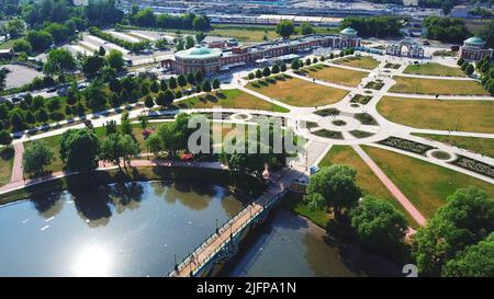 Blick von oben auf die schöne Brücke mit See im Schlosspark. Kreativ. Landschaft von Park und See mit Brücke und Insel am Palast. Museum-Reserve bei Stockfoto