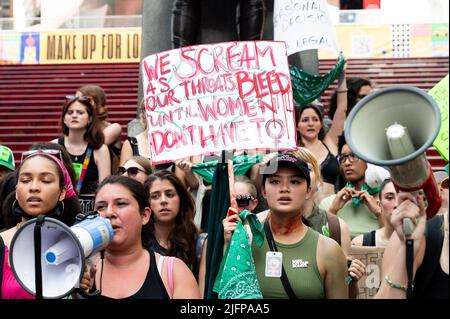 New York City, Usa. 04.. Juli 2022. Eine Frau mit einem Schild, auf dem steht: „Wir schreien, während unsere Kehlen bluten, bis Frauen das nicht müssen“, auf einer Demonstration für Abtreibungsrechte in New York City. (Foto: Michael Brochstein/Sipa USA) Quelle: SIPA USA/Alamy Live News Stockfoto