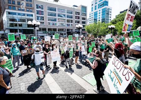 New York City, Usa. 04.. Juli 2022. Demonstranten bei einer Demonstration für Abtreibungsrechte in New York City. (Foto: Michael Brochstein/Sipa USA) Quelle: SIPA USA/Alamy Live News Stockfoto