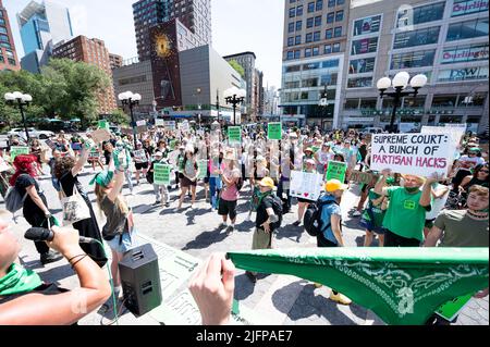 New York City, Usa. 04.. Juli 2022. Demonstranten bei einer Demonstration für Abtreibungsrechte in New York City. (Foto: Michael Brochstein/Sipa USA) Quelle: SIPA USA/Alamy Live News Stockfoto