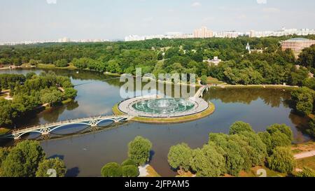 Blick von oben auf die schöne Brücke mit See im Schlosspark. Kreativ. Landschaft von Park und See mit Brücke und Insel am Palast. Museum-Reserve bei Stockfoto