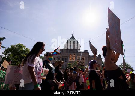 Bloomington, Usa. 04.. Juli 2022. Demonstranten, die Abtreibungsrechte haben, halten Plakate, während sie während eines Protestes vor der Parade am 4. Juli in Bloomington am Gerichtsgebäude des Bezirks Monroe vorbeimarschieren. Mehr als 100 Abtreibungsrechtler nahmen an einem protestmarsch Teil, nachdem der Oberste Gerichtshof der Vereinigten Staaten Roe v. Wade am 24. Juni 2022 niedergeschlagen hatte, was es Staaten wie Indiana ermöglichen wird, Abtreibung vollständig zu kriminalisieren. Der Gesetzgeber von Indiana wird am 25.. Juli eine Sondersitzung abhalten. (Foto von Jeremy Hogan/SOPA Images/Sipa USA) Quelle: SIPA USA/Alamy Live News Stockfoto