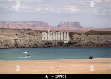 30. Juni 2022 - Glen Canyon National Recreation Area, Utah, USA - Ein Dünenbuggy fährt auf einem Gebiet von Lake Powell, das früher unter Wasser war und jetzt am 30. Juni 2022 in Big Water, Utah, am Lone Rock Beach trocken ist. Während die schwere Dürre Teile der westlichen Vereinigten Staaten erfasst, ist der Wasserstand am Lake Powell auf den niedrigsten Stand seit der Entstehung des Sees durch die Stauung des Colorado River im Jahr 1963 gesunken. Das Colorado River Basin verbindet Lake Powell und Lake Mead und versorgt 40 Millionen Menschen in sieben westlichen Staaten mit Wasser. (Bild: © David Becker/ZUMA Press Wire) Stockfoto