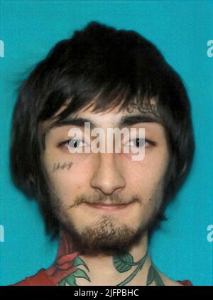 Highland Park, Usa. 04.. Juli 2022. Robert 'Bobby' E. Crimo III, 22, hier in einem undatierten Handout-Foto der City of Highland Park Police Department abgebildet, wurde vom Highland Park Police Chief Lou Jogmen als eine Person identifiziert, die an den Massenschießerei einer Parade im Juli 4. im Highland Park, Illinois, interessiert ist. Am Montag, den 4. Juli 2022. Foto via City of Highland Park Police Department/UPI Credit: UPI/Alamy Live News Stockfoto