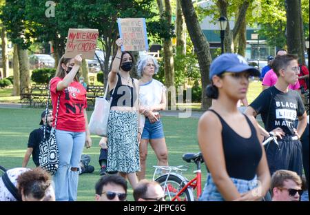 Junge Teilnehmer halten am 4. Juli 2022 Schilder auf der Cadman Plaza in Brooklyn ab, um Gerechtigkeit für Abtreibungsrechte zu fordern. Stockfoto
