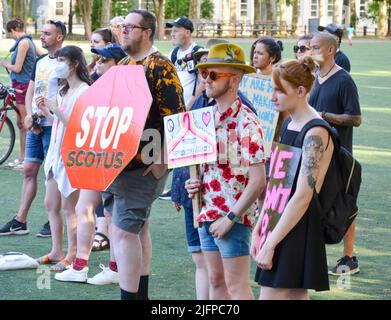 Eine Gruppe von Demonstranten hält am 4. Juli 2022 am Cadman Plaza in Brooklyn, New York City, für Abtreibungen Zeichen, um Gerechtigkeit zu fordern. Stockfoto