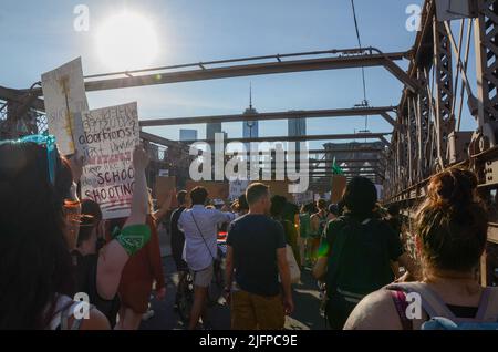 Verschiedene Aktivistengruppen versammelten sich am Cadman Plaza und marschierten über die Brooklyn Bridge in New York City, um Gerechtigkeit für Abtreibung, Umwelt und Schwarz zu fordern Stockfoto