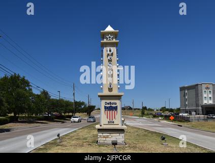 DeSoto, Texas, USA. 4. Juli 2022. Eine American-City-Markierung auf dem Boulevard auf der Wintergreen Road. Ruhige Straßen und ein locker Lebensstil in der Stadt. Stockfoto