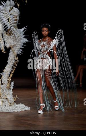 Paris, Frankreich. 04.. Juli 2022. Am 4 2022. Juli läuft ein Model auf dem Laufsteg der Iris Van Herpen Fashion Show im Herbst Winter 2022-2023 Haute Couture Fashion Show in Paris. (Foto von Jonas Gustavsson/Sipa USA) Quelle: SIPA USA/Alamy Live News Stockfoto