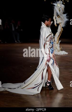 Paris, Frankreich. 04.. Juli 2022. Am 4 2022. Juli läuft ein Model auf dem Laufsteg der Iris Van Herpen Fashion Show im Herbst Winter 2022-2023 Haute Couture Fashion Show in Paris. (Foto von Jonas Gustavsson/Sipa USA) Quelle: SIPA USA/Alamy Live News Stockfoto