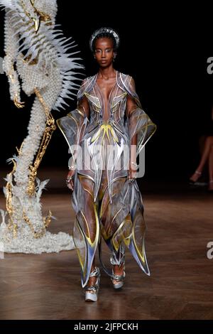 Paris, Frankreich. 04.. Juli 2022. Am 4 2022. Juli läuft ein Model auf dem Laufsteg der Iris Van Herpen Fashion Show im Herbst Winter 2022-2023 Haute Couture Fashion Show in Paris. (Foto von Jonas Gustavsson/Sipa USA) Quelle: SIPA USA/Alamy Live News Stockfoto