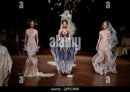 Paris, Frankreich. 04.. Juli 2022. Am 4 2022. Juli läuft ein Model auf dem Laufsteg der Iris Van Herpen Fashion Show im Herbst Winter 2022-2023 Haute Couture Fashion Show in Paris. (Foto von Jonas Gustavsson/Sipa USA) Quelle: SIPA USA/Alamy Live News Stockfoto