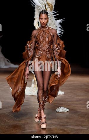 Paris, Frankreich. 04.. Juli 2022. Am 4 2022. Juli läuft ein Model auf dem Laufsteg der Iris Van Herpen Fashion Show im Herbst Winter 2022-2023 Haute Couture Fashion Show in Paris. (Foto von Jonas Gustavsson/Sipa USA) Quelle: SIPA USA/Alamy Live News Stockfoto