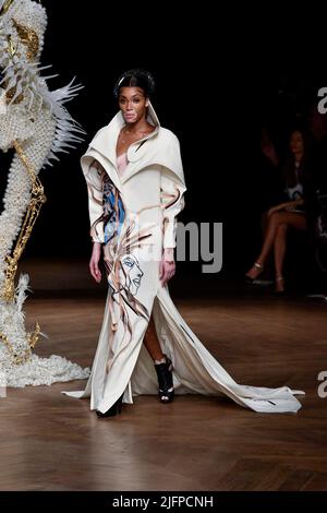 Paris, Frankreich. 04.. Juli 2022. Model Winnie Harlow läuft auf der Piste auf der Iris Van Herpen Modenschau im Herbst Winter 2022-2023 Haute Couture Modenschau, Paris am 4 2022. Juli. (Foto von Jonas Gustavsson/Sipa USA) Quelle: SIPA USA/Alamy Live News Stockfoto