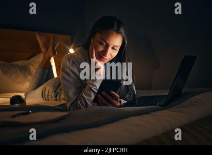 Sie sind bereit für die Prüfung. Eine kurze Aufnahme einer attraktiven jungen Frau, die spät in der Nacht in ihrem Schlafzimmer zu Hause studiert. Stockfoto