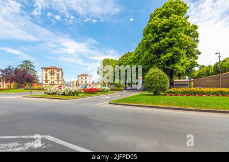 Außerhalb der mittelalterlichen Stadtmauern von Porto Santa Maria, einem Haupteingang der mittelalterlichen Stadt Lucca, Italien, in der Toskana. Stockfoto