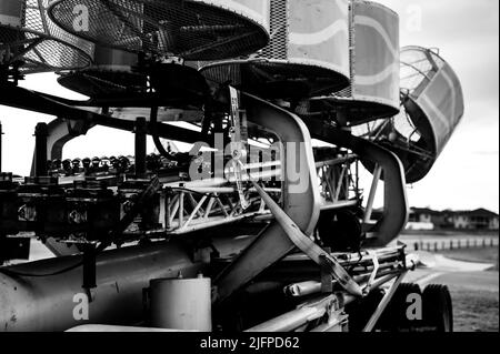 Karnevalsfahrt, die im Sommer auf einer ländlichen Messe zur Unterhaltung eingerichtet wird. Stockfoto