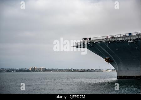 San Diego, USA - 5,2022 - Bogen und offenes Meer im USS Midway Museum. Stockfoto