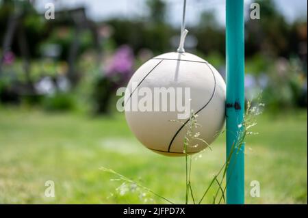 Tetherball sitzt untätig neben der Stange in einem Hinterhof. Stockfoto