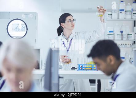 Arbeit machen. Aufnahme einer Gruppe von Wissenschaftlern, die zusammenarbeiten. Stockfoto