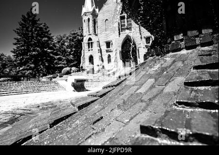 Omaha, Nebraska, US - 5,2022 - selektiver Fokus auf Brunnen vor der St. John's Parish Catholic Church auf dem Campus der Creighton University. Stockfoto