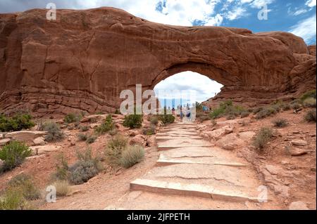 Arches National Park, Utah, USA. 29.. Juni 2022. Ã Besucher wandern am 29. Juni 2022 zum North Window Arch im Arches National Park. Mehr als 2.000 natürliche Sandsteinbögen befinden sich im Park, der sich in der Nähe der Stadt Moab, Utah, auf dem Colorado Plateau befindet. Der 76.680 Hektar große Park enthält die höchste Dichte an natürlichen Bögen der Welt. (Bild: © David Becker/ZUMA Press Wire) Stockfoto