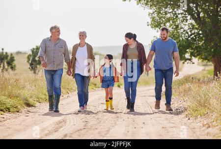 Eine Familie von Bauern zu züchtern. Aufnahme einer Familie mit mehreren Generationen, die auf einem Bauernhof zusammenläuft. Stockfoto