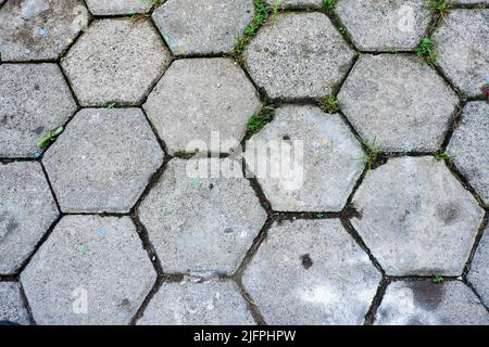 Die Textur der gepflasterten Fliese auf dem Boden der Straße. Zement Backstein quadratischen Steinboden Hintergrund. Betonplatten. Pflasterplatten Stockfoto