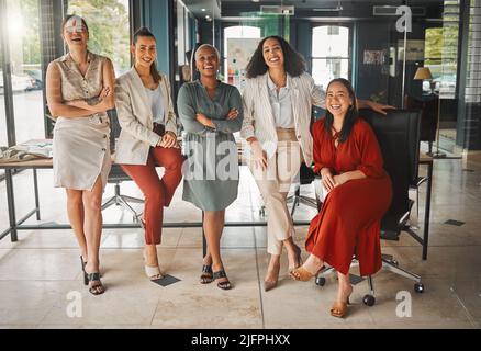 Ein glücklicher Tag bei der Arbeit. Aufnahme einer Gruppe weiblicher Designerinnen bei der Arbeit. Stockfoto