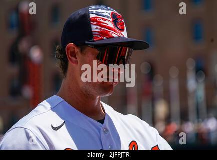 Baltimore, USA. 04.. Juli 2022. BALTIMORE, MD - 04. JULI: Der linke Feldspieler von Baltimore Orioles, Austin Hays (21), gibt vor einem MLB-Spiel zwischen den Baltimore Orioles und den Texas Rangers am 04. Juli 2022 im Orioles Park in Camden Yards in Baltimore, Maryland, Autogramme ab. (Foto von Tony Quinn/SipaUSA) Quelle: SIPA USA/Alamy Live News Stockfoto