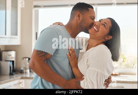 Du machst mein Herz am glücklichsten. Aufnahme eines liebevollen Paares, das in ihrem Haus zusammensteht. Stockfoto