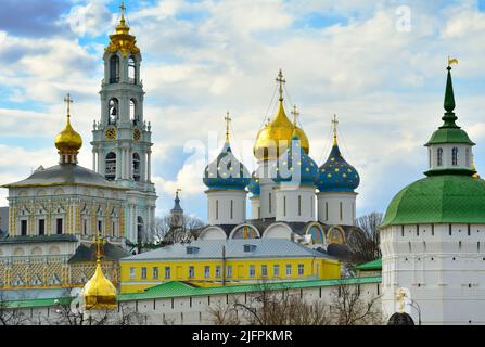 Kuppeln des Trinity-Sergius Lavra. Orthodoxe Kirchen und Glockentürme der russischen Architektur des XV-XVII Jahrhunderts. Sergiev Posad, Russland, 2022 Stockfoto