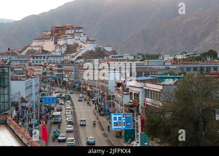 Lhasa, Tibet, China - 5. Juli 2022: Potala Palast in Lhasa während des Tages Stockfoto