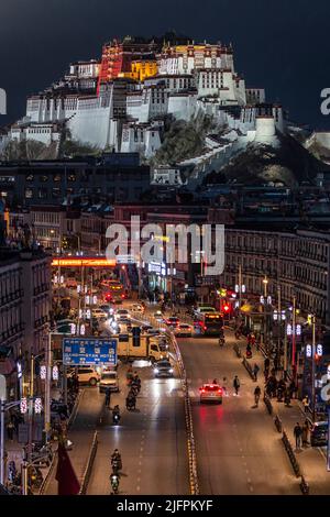 Lhasa, Tibet, China - 5. Juli 2022: Potala Palast in der Nacht in Lhasa Stockfoto