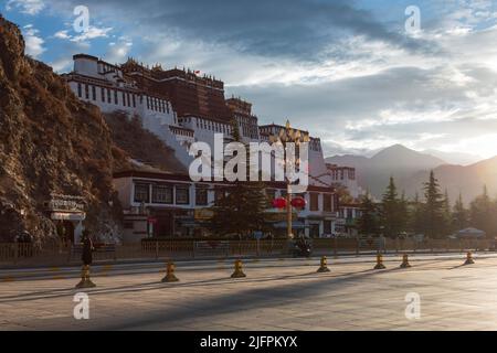 Lhasa, Tibet, China - 5. Juli 2022: Sonnenaufgang über dem Potala Palast in Lhasa Stockfoto