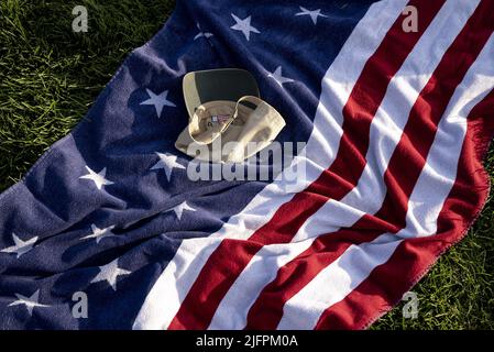 Washington, Usa. 04.. Juli 2022. Eine Decke in Form der amerikanischen Flagge liegt auf dem Gras vor dem Feuerwerk zum amerikanischen Unabhängigkeitstag 246. auf der National Mall in Washington, DC, Montag, 4. Juli 2022. Früher am Tag gab es eine tödliche Schießerei während einer Parade am 4.. Juli in Chicago. Foto von Ken Cedeno/UPI Credit: UPI/Alamy Live News Stockfoto