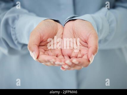 Auf der Suche nach einem Handout. Ausgeschnittene Aufnahme einer nicht erkennbaren Geschäftsfrau, die mit ihren Händen im Büro steht. Stockfoto