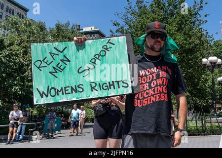 New York, USA. 04.. Juli 2022. Mehr als zweihundert Aktivisten versammelten sich auf dem Union Square, gehen zum Times Square, um sich zu versammeln, um ihren Unmut über die Entscheidung des Obersten Gerichtshofs zu äußern. Der Protest in New York am 4. Juli 2022 war einer von vielen, die am US-Unabhängigkeitstag unter dem Motto „Keine Unabhängigkeit ohne Freiheit für das Recht der Frauen“ im ganzen Land stattfanden. (Foto von Lev Radin/Sipa USA) Quelle: SIPA USA/Alamy Live News Stockfoto