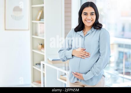 Ich freue mich auf dieses neue Kapitel. Porträt einer Schwangeren Geschäftsfrau, die in einem Büro arbeitet. Stockfoto
