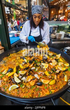 Borough Market, Woman Cooking Giant Paella, Southwark, London, England Stockfoto