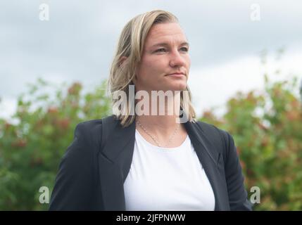 London, Großbritannien. 03.. Juli 2022. Fußball: Nationalmannschaft, Frauen, Europameisterschaft 2022: Alexandra Popp kommt im Hotel an. (To dpa 'From Frohms to Waßmuth: The 23 European Championship Players in short Portraits') Quelle: Sebastian Gollnow/dpa/Alamy Live News Stockfoto